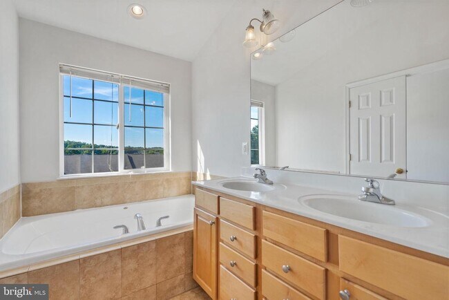 Building Photo - 200 Chesterbrook Ct