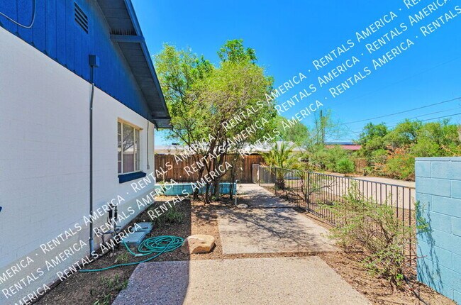 Building Photo - 3733 N Mountain Ave