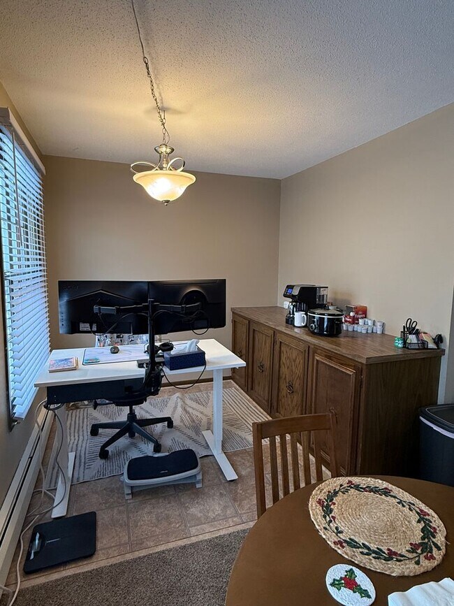 Building Photo - Spacious 2 bedroom in Hopkins