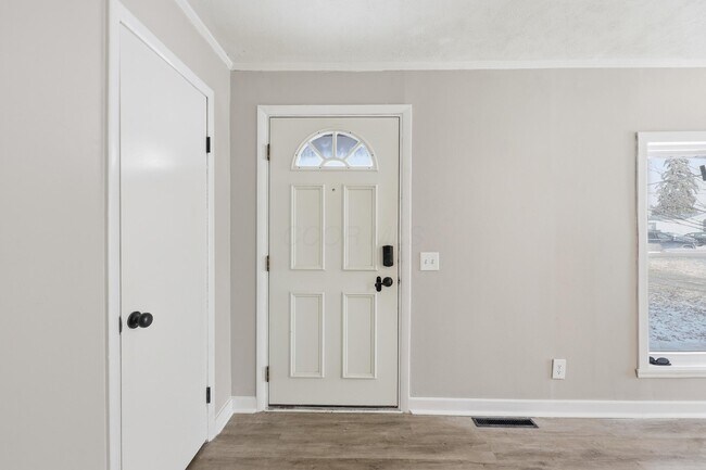 Building Photo - 566 E 10th St