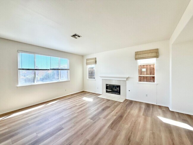 Building Photo - Spacious 3 Bedroom Home with Loft, Large Backyard & 2 Car Garage