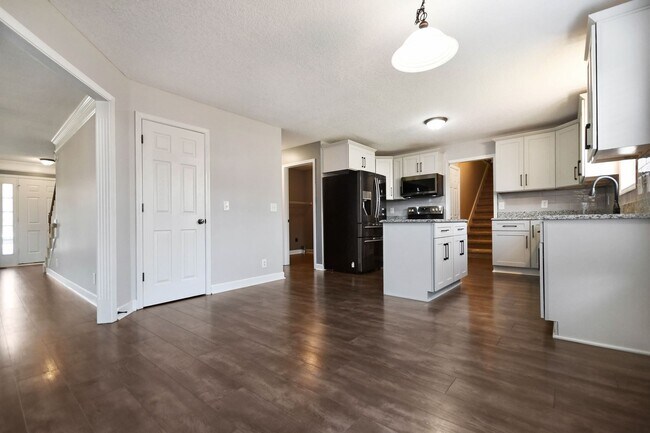 Building Photo - Pet Friendly Three Bedroom with Bonus!