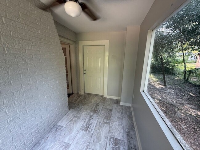 Building Photo - 3 Bedrooms | 2 Bathrooms | Rosewood Area