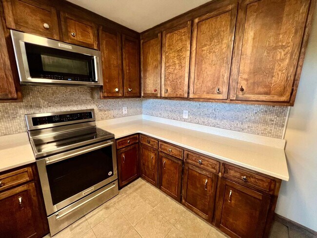 Building Photo - Cabin Style Home on Equestrian Farm *Priva...
