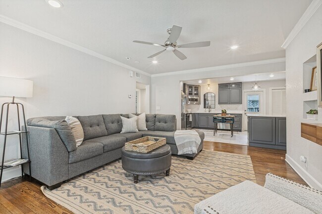 Building Photo - BEAUTIFUL FIRST FLOOR, 2-BEDROOM APARTMENT IN OLMOS PARK