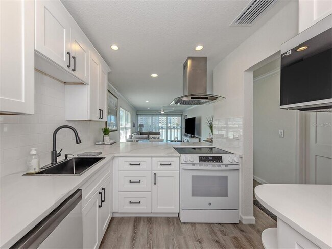 Building Photo - 1400 Tarpon Center Dr