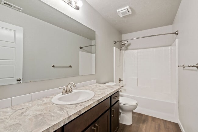 Building Photo - Upgraded 4 Bed 2.5 Bath Home