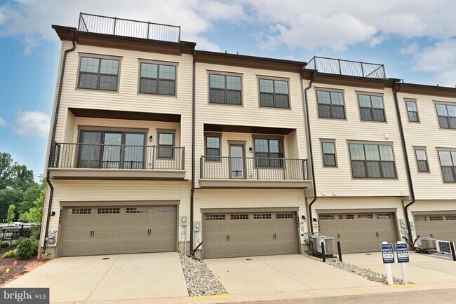 Building Photo - 4404 Fair Lakes Ct