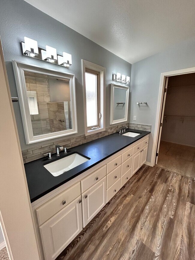 Building Photo - Spacious Duplex with 3-Car Garage & Private Patio!