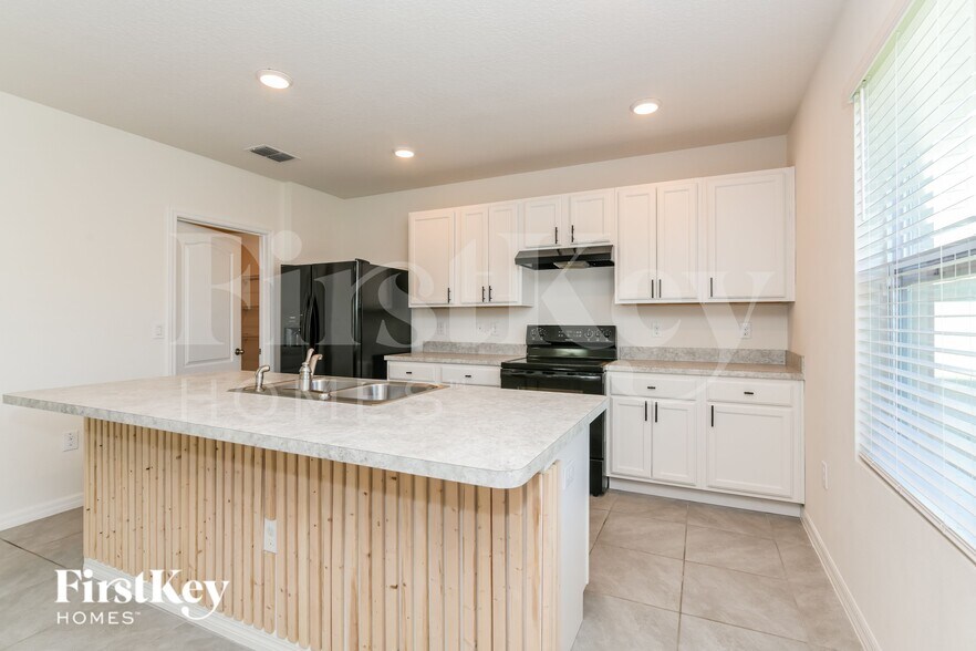 Building Photo - 3345 Wellborn Dr