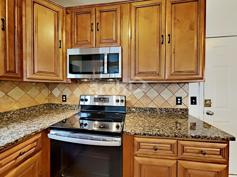 Building Photo - 2960 Riverbend Dr