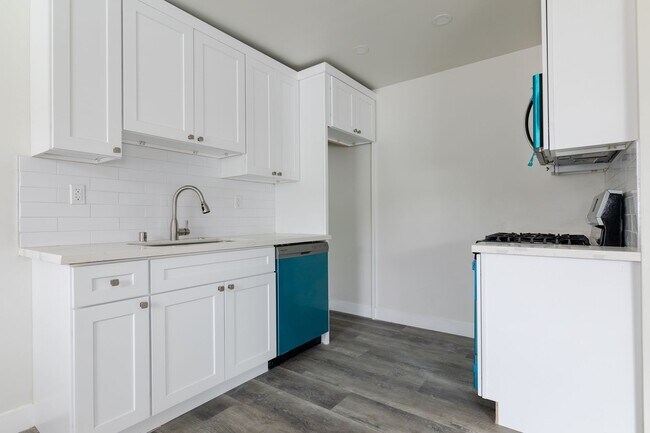 Building Photo - Newly Renovated 1 and 2 Bedroom apartments