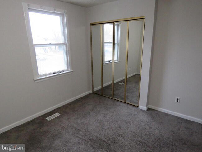 Building Photo - 6240 Patrick Henry Ct