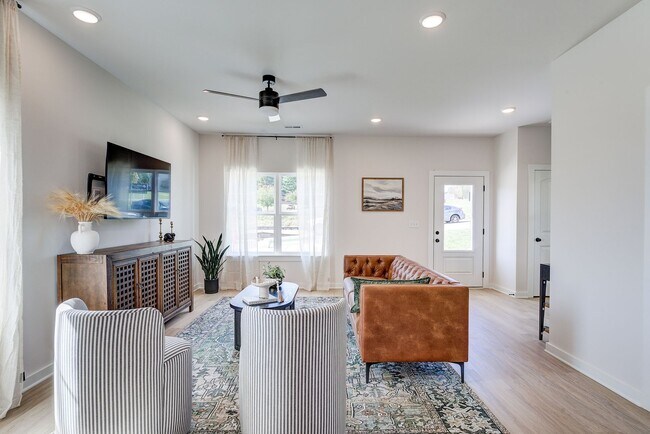 Building Photo - 4196 Oak St