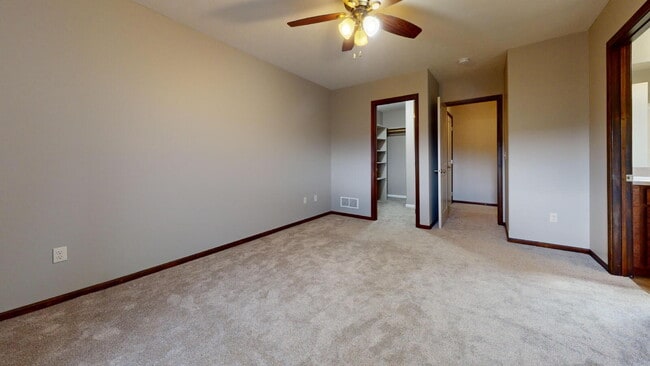 Building Photo - "Charming 3-Bed Townhouse with 2.5 Baths &...