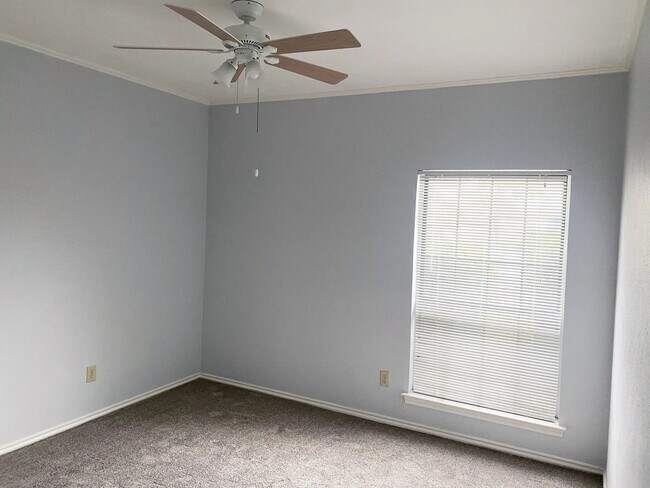 Building Photo - 3907A Irvine Dr