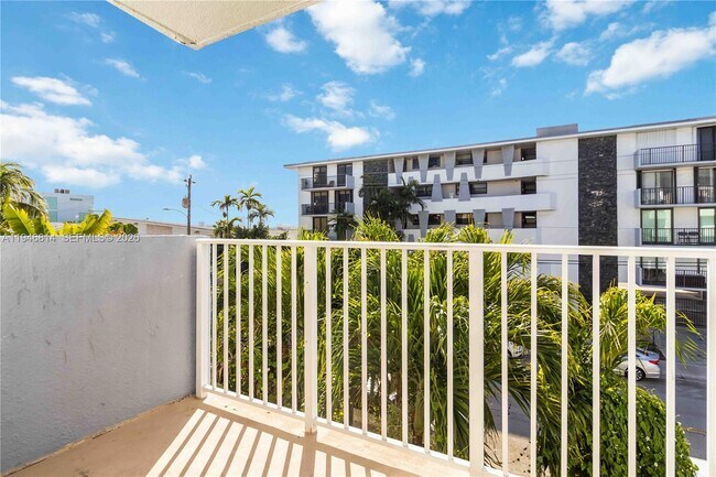 Building Photo - 1801 S Treasure Dr