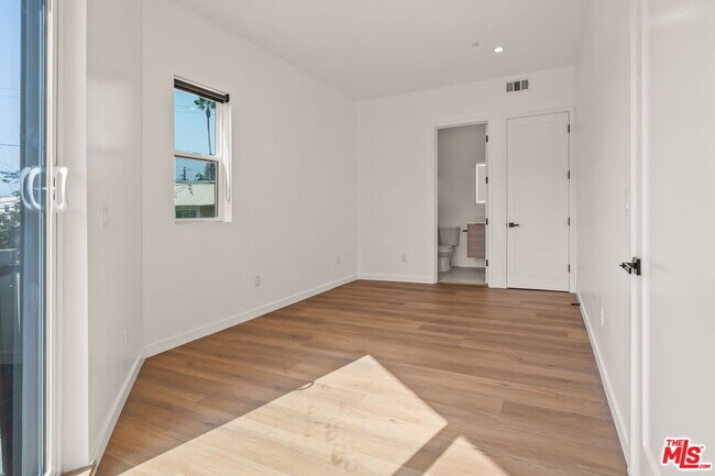 Building Photo - 257 S Park View St