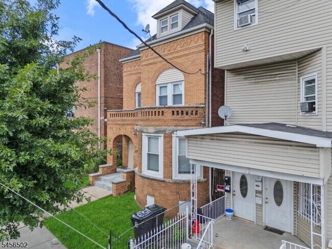 Building Photo - 53 2nd Ave