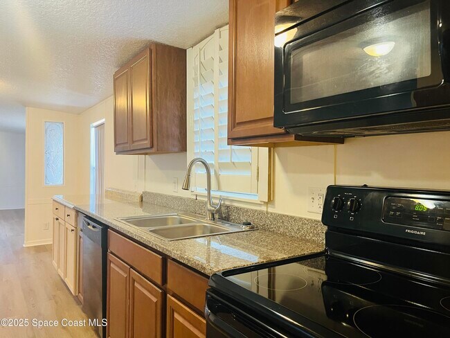Building Photo - 1641 Ridge Dr