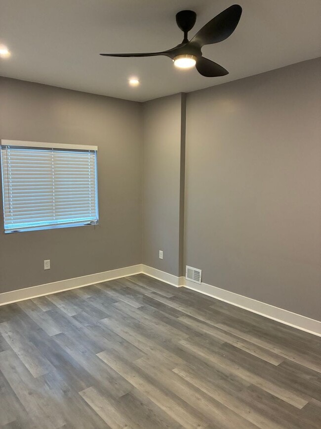 Building Photo - Every Bedroom Has a Private Bath!!! Balcony, AC, Laundry! New Reno! Avail NOW!