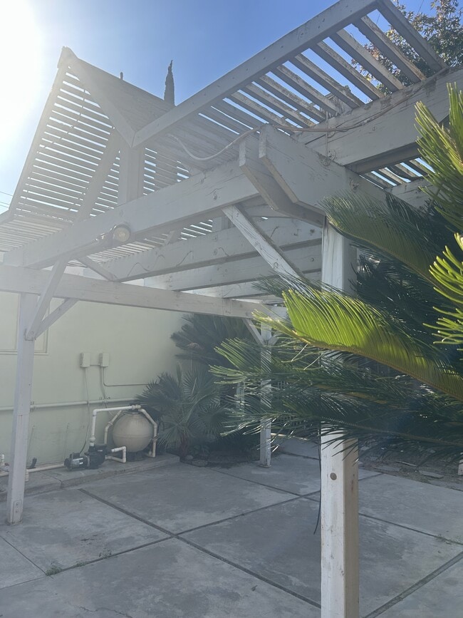 Building Photo - 137 Las Flores Ave
