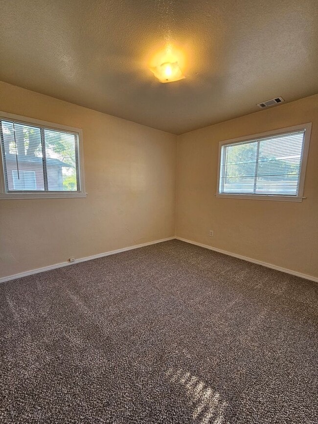 Building Photo - (3) Bed in Core Norman! Pet Negotiable! Av...