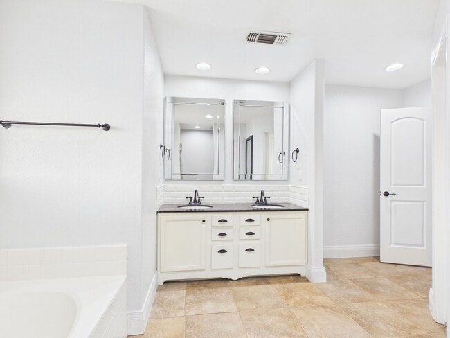 Building Photo - 4 bedroom in City View!