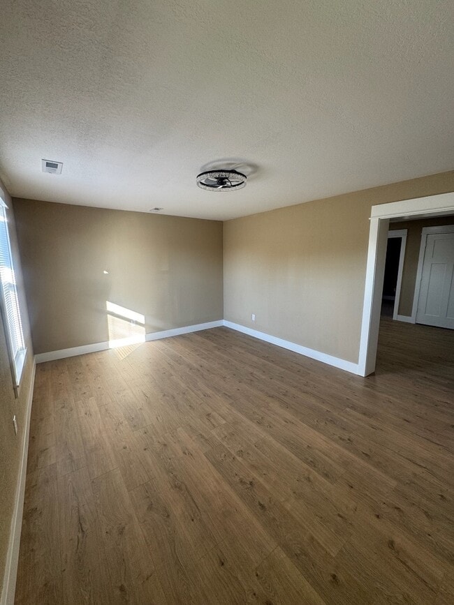 Building Photo - 218 S Oak St