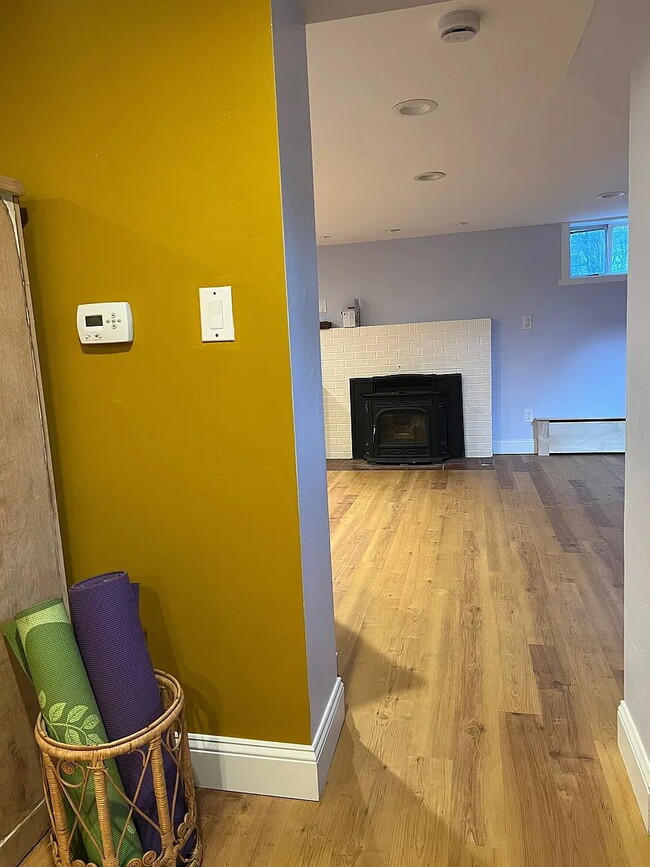 Building Photo - Charming Garden-Level 1BR/1BA Apartment Available January 1st