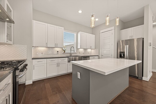 Building Photo - 2010 St Charles St