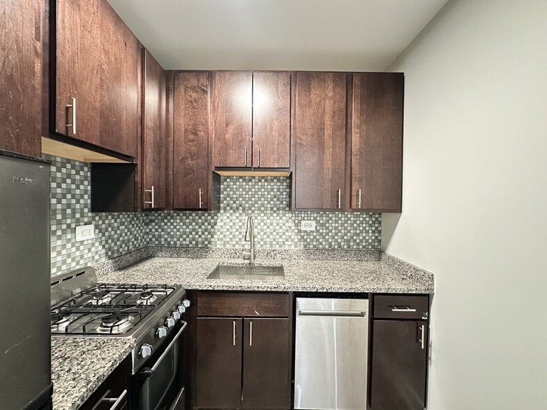 Building Photo - 4823 N Damen Ave