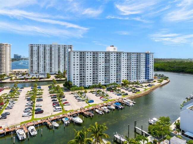 Building Photo - 400 Kings Point Dr