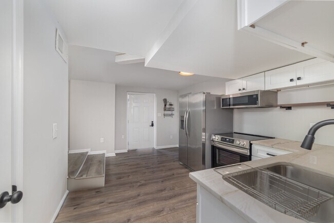 Building Photo - 6037 Ingleside Dr