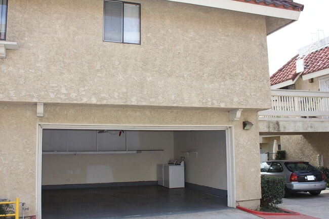 Building Photo - Available now! 2 bedroom/2 bath condo located in the Tanglewood Villas of Pomona!
