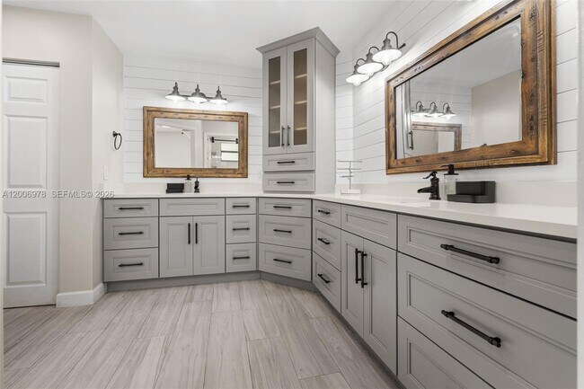 Building Photo - 9161 Vineyard Lake Dr