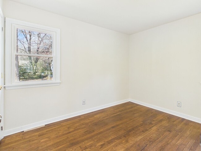 Building Photo - 954 Kingsway Rd