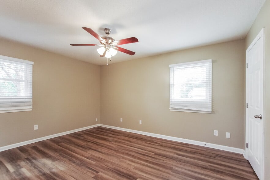 Building Photo - 2010 Longdale Dr