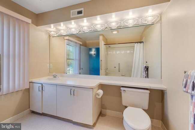 Building Photo - 5213 Le Parc Dr