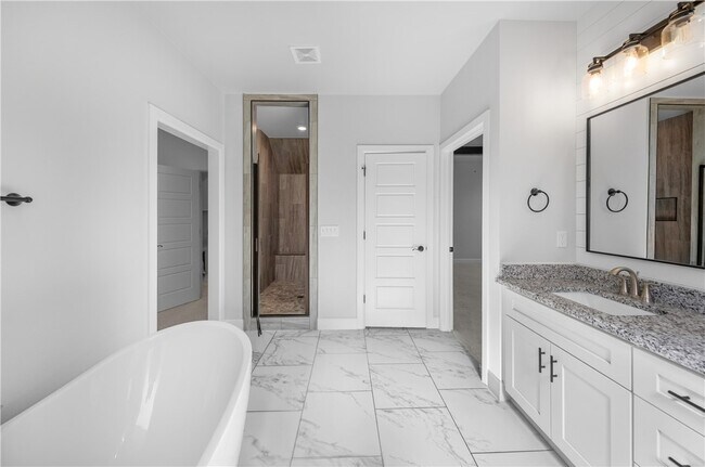 Building Photo - 1140 Hope St