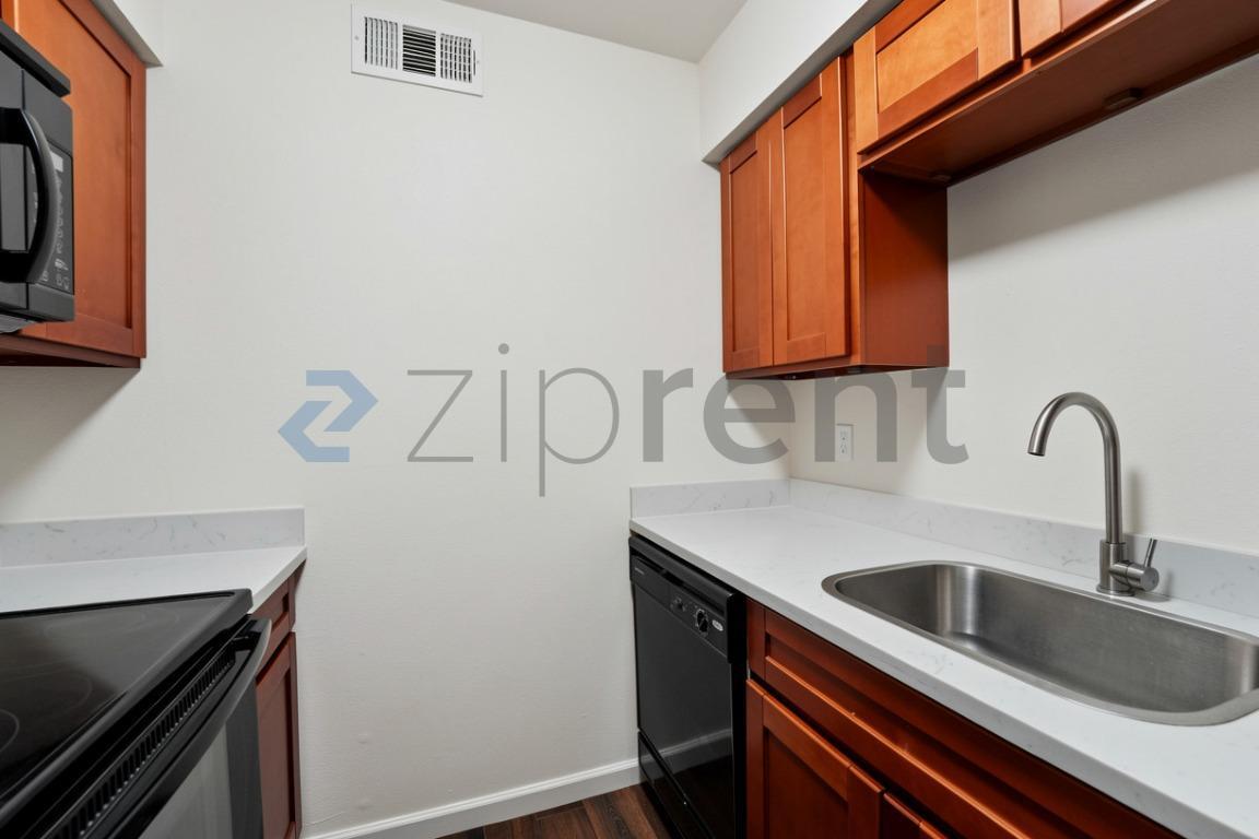 Building Photo - Unit 310