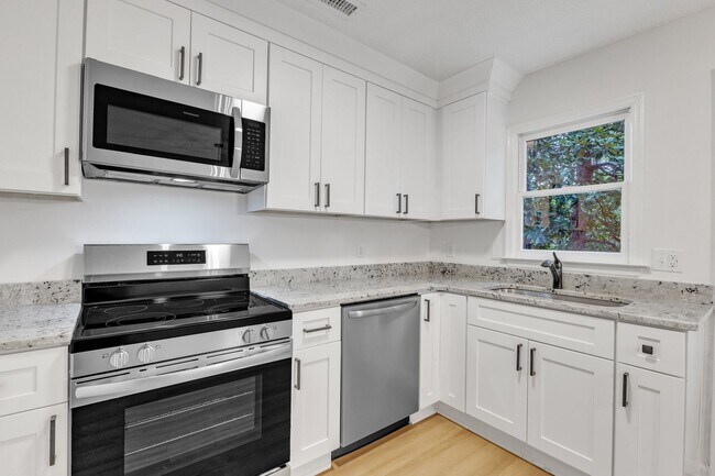 Building Photo - 104-106 N Franklin St