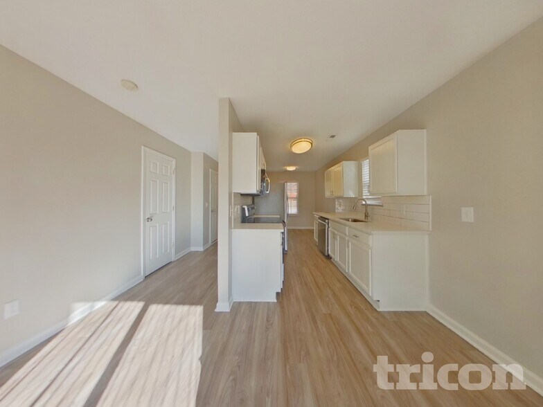 Building Photo - 349 Denman Loop