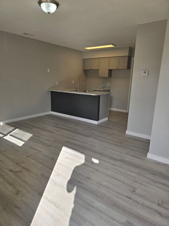 Building Photo - 1 Bedroom 1 Bathroom Apartment!