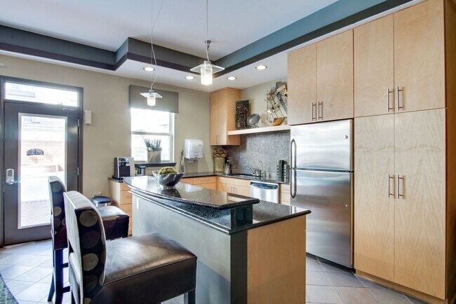 Building Photo - Spacious 3BR/2BA end unit at Bristol West ...
