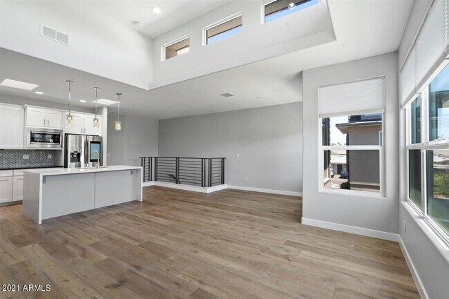 Building Photo - 1214 W 5th St