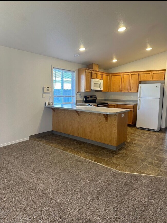 Building Photo - 3 bed|2 bath house with NEW PAINT & CARPET!