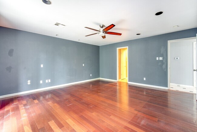 Building Photo - 3927 Pleasant Valley Dr