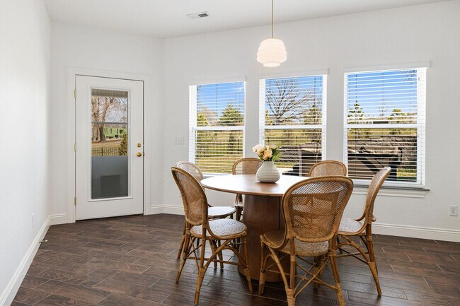 Building Photo - 802 NW D St