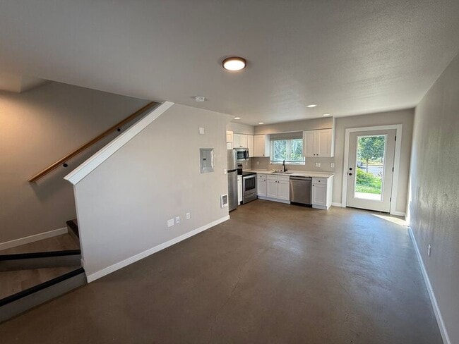 Building Photo - 2901 Waverly Dr SE